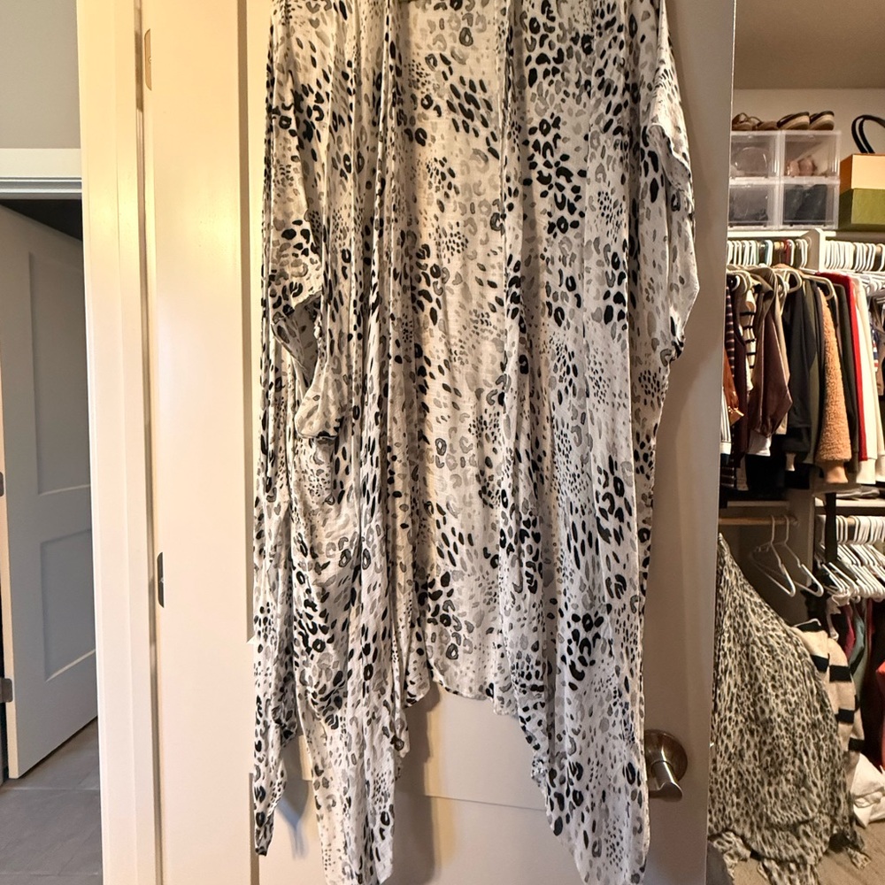Evereve Black and White Animal Print Kimono